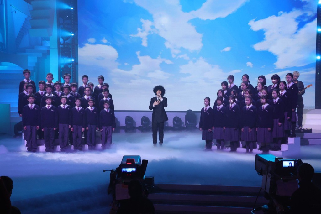 曾比特亦都是與學生合唱。